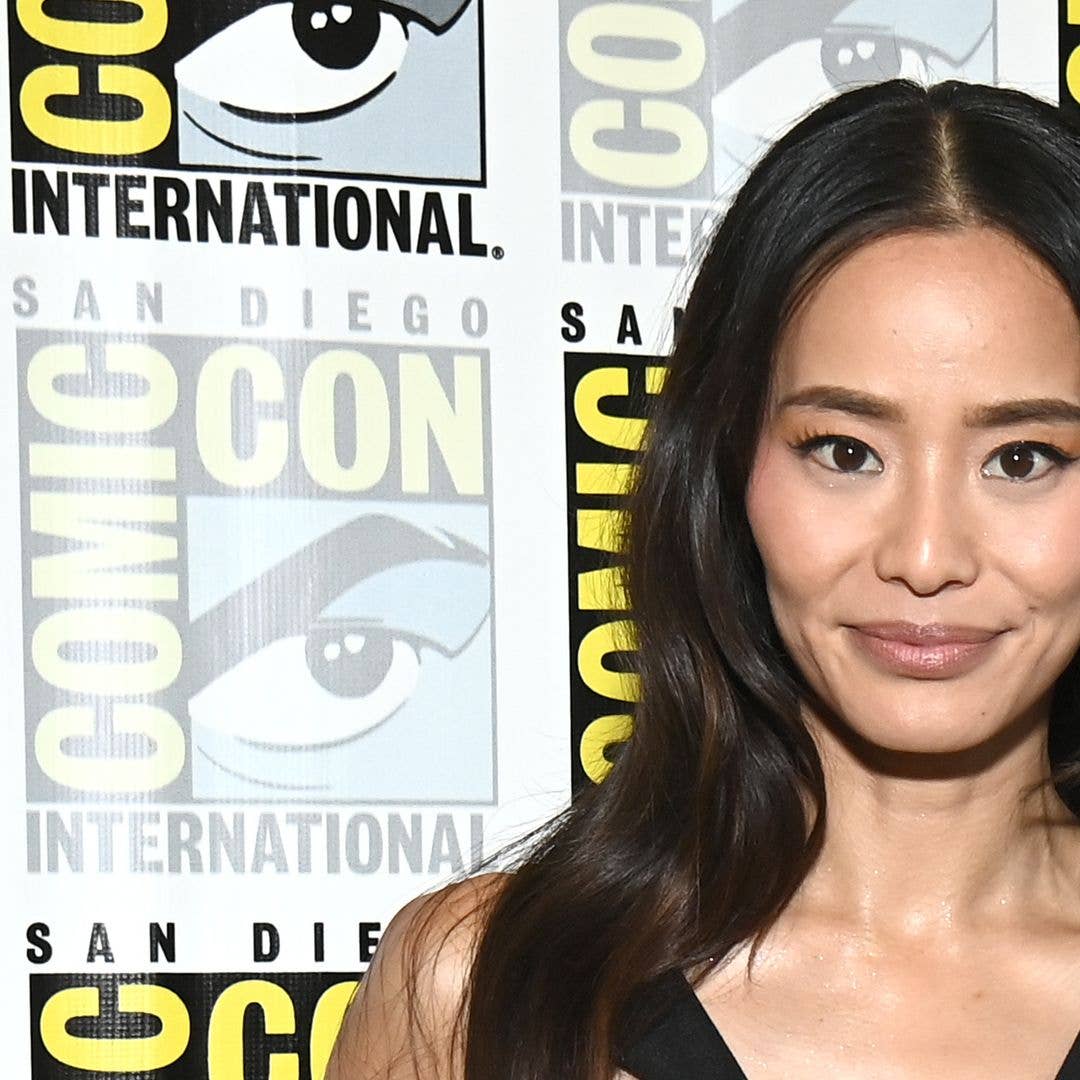 Jamie Chung flaunts toned figure in bikini for beach photo 