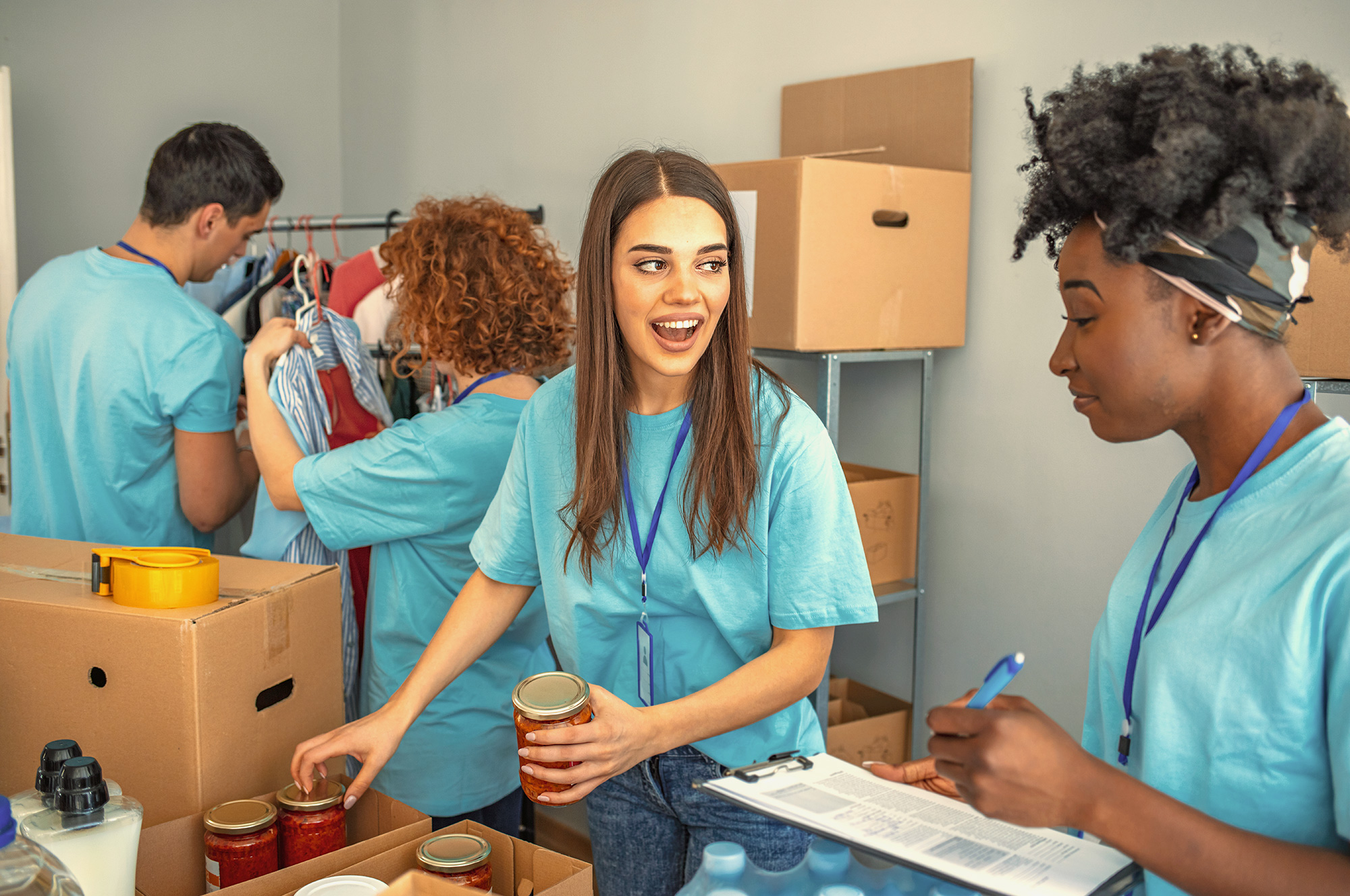 2 teenagers working to help communicty